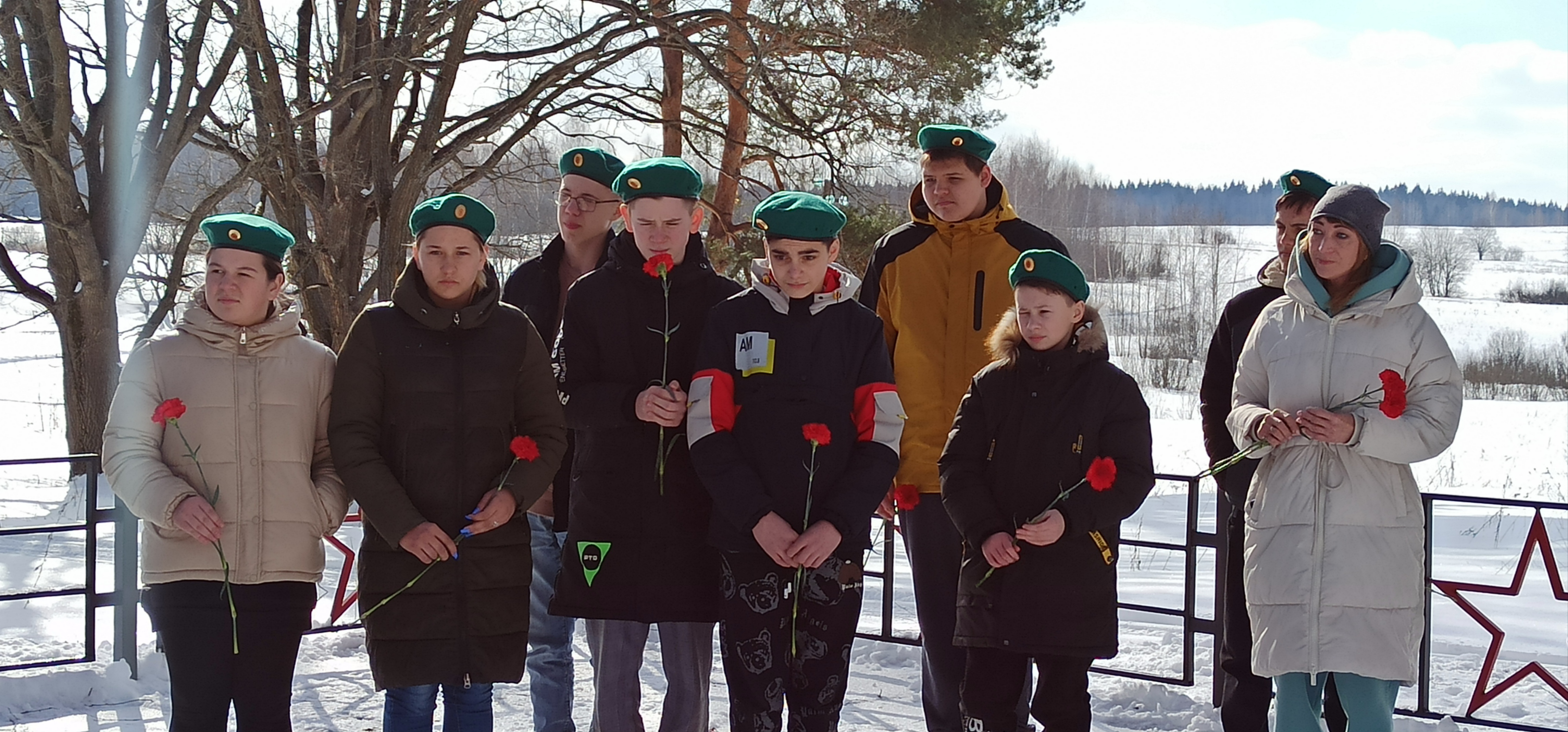 В канун 80-летия со дня освобождения города воинской славы Вязьмы учащиеся 8 класса, участники творческого объединения &amp;quot;Юные друзья пограничников&amp;quot;, совместно с Администрацией Новосельского  сельского поселения и представителями в/ч  2625 приняли участие